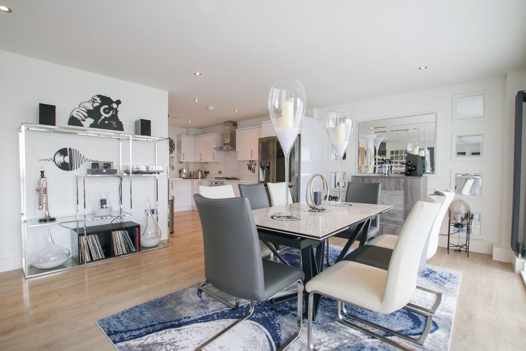 Additional image 4 of 3 bed flat for saleElms Walk, Wokingham RG40