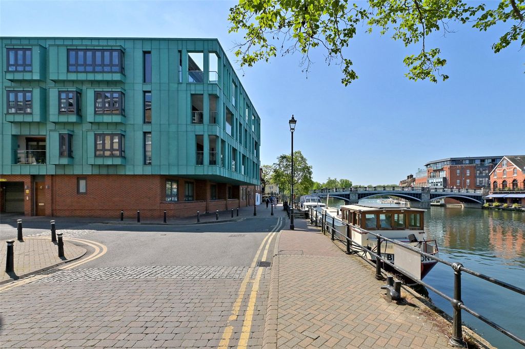 Additional image 16 of 2 bed flat for saleFarm Yard, Windsor, Berkshire SL4
