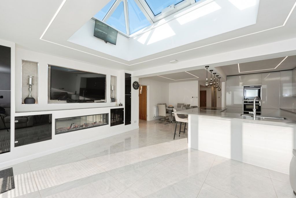 Additional image 2 of 4 bed bungalow for saleGrafton Road, Worcester Park, Surrey KT4
