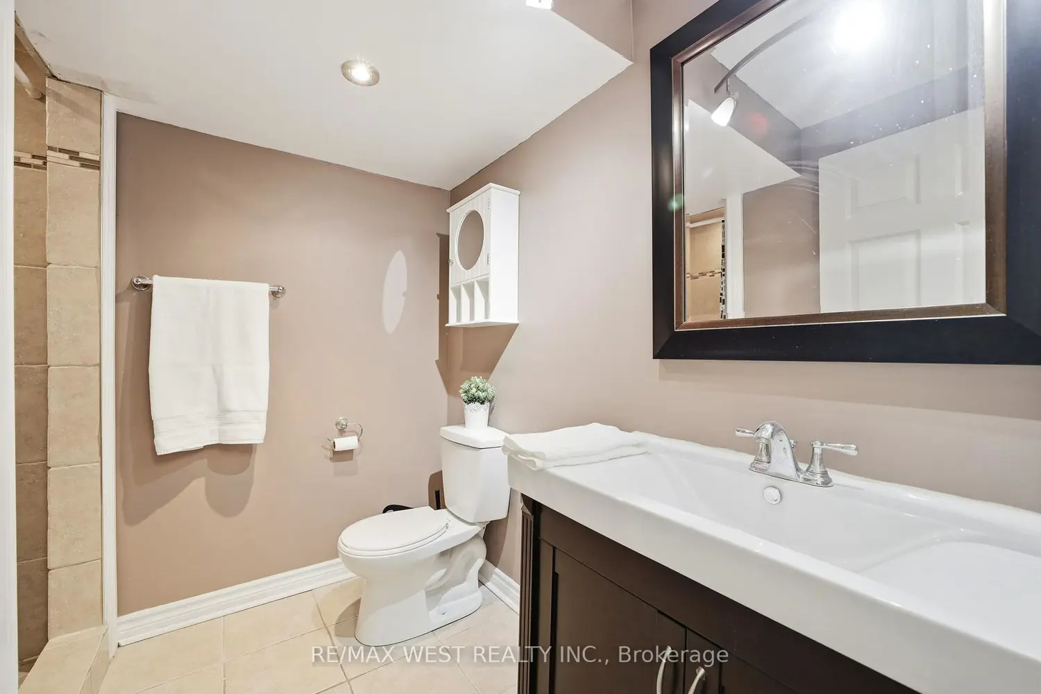 Additional image 11 of 690 Robertson Crescent