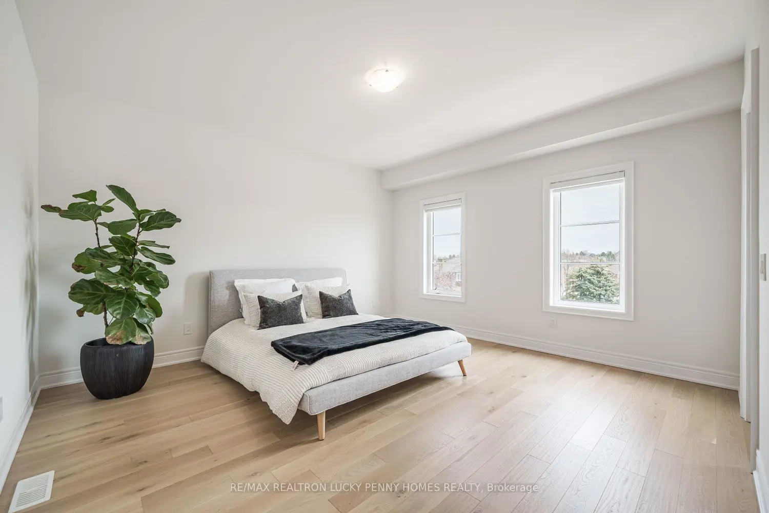 Additional image 11 of 9484 Bayview Avenue