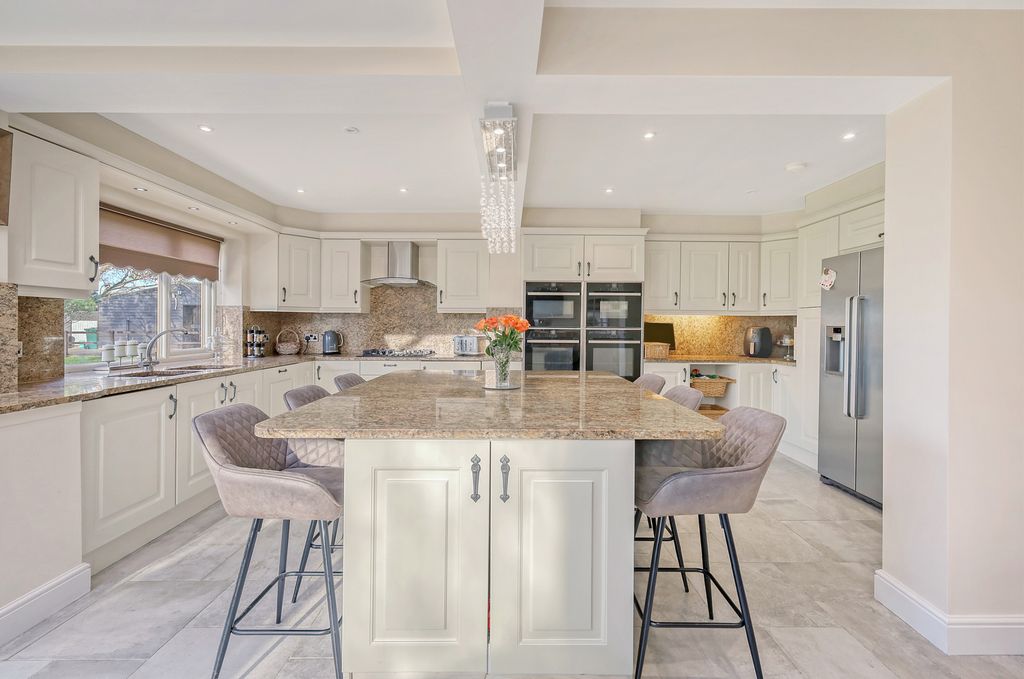 Additional image 5 of 5 bed bungalow for saleHighcliffe Drive, Wickford SS12