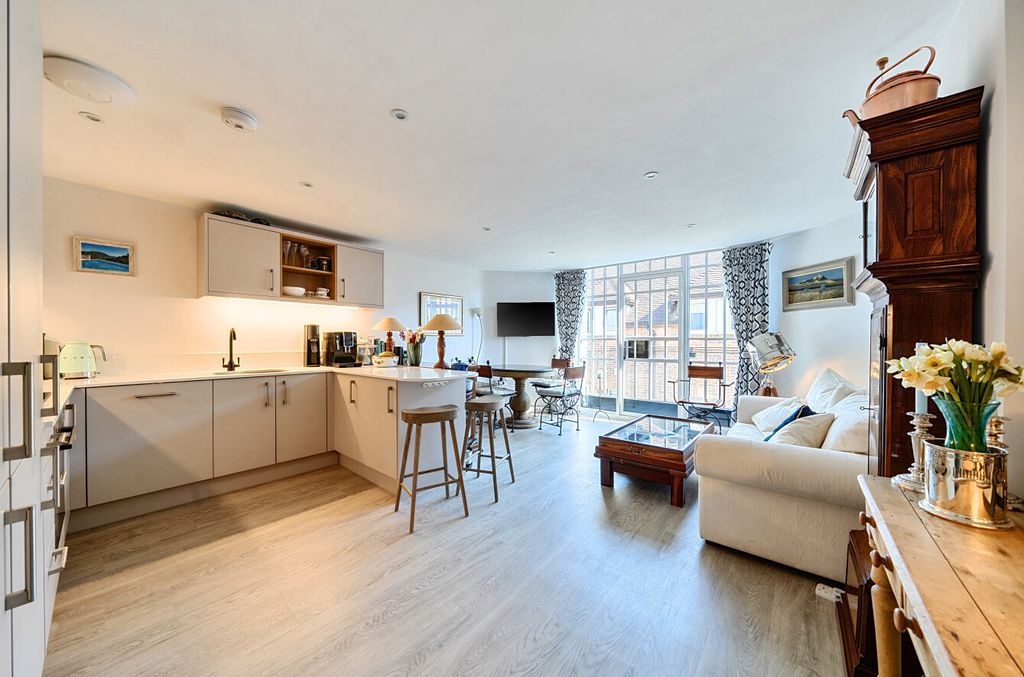 3 bed flat for saleSouthgate Street, Winchester, Hampshire SO23
