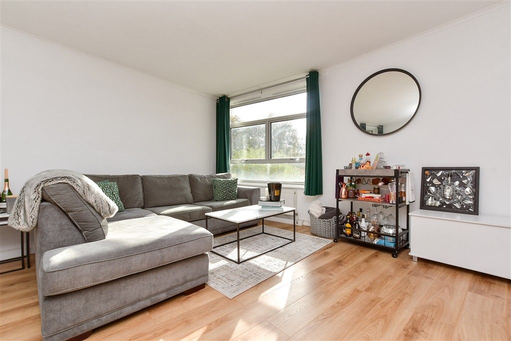 2 bed flat for saleCourt Bushes Road, Whyteleafe, Surrey CR3