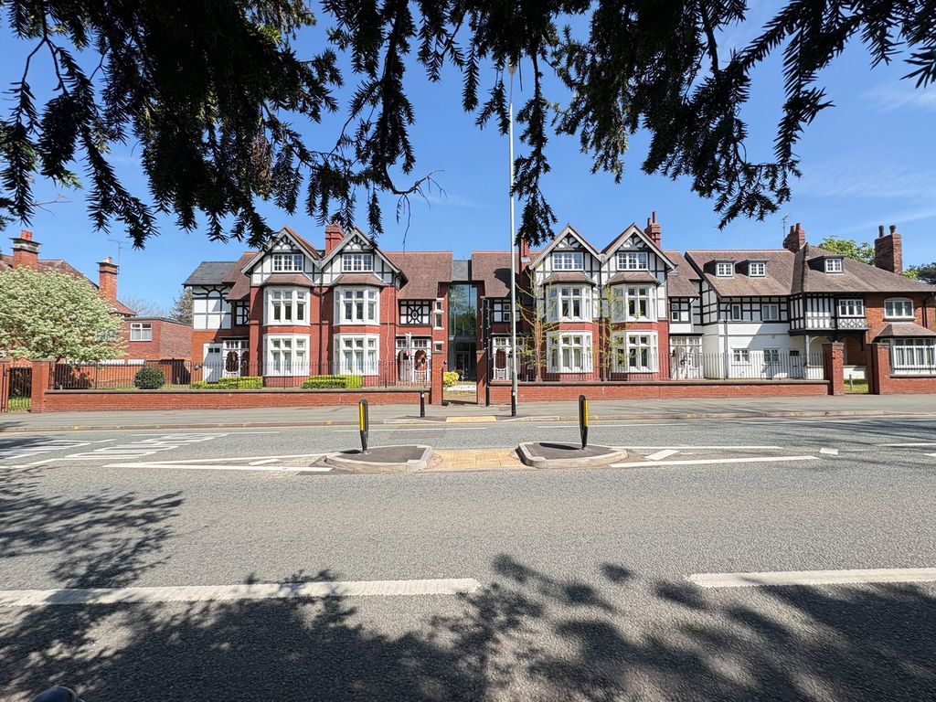 2 bed flat for salePenthouse Style Apartment, Hollyhock Court, Off Tettenhall Road WV6