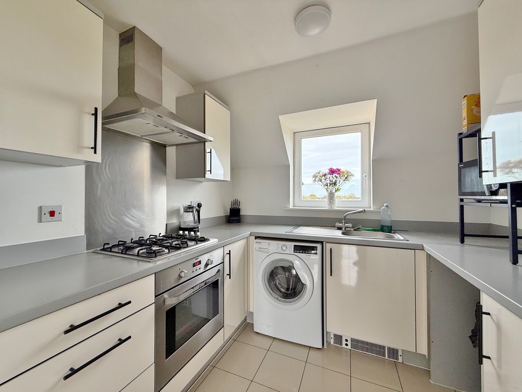 2 bed flat for saleTudor Crescent, Cosham PO6 photo 3