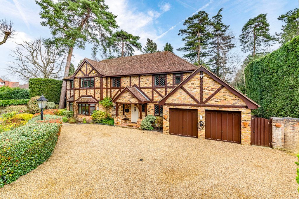 5 bed detached house for salePyrford, Surrey GU22