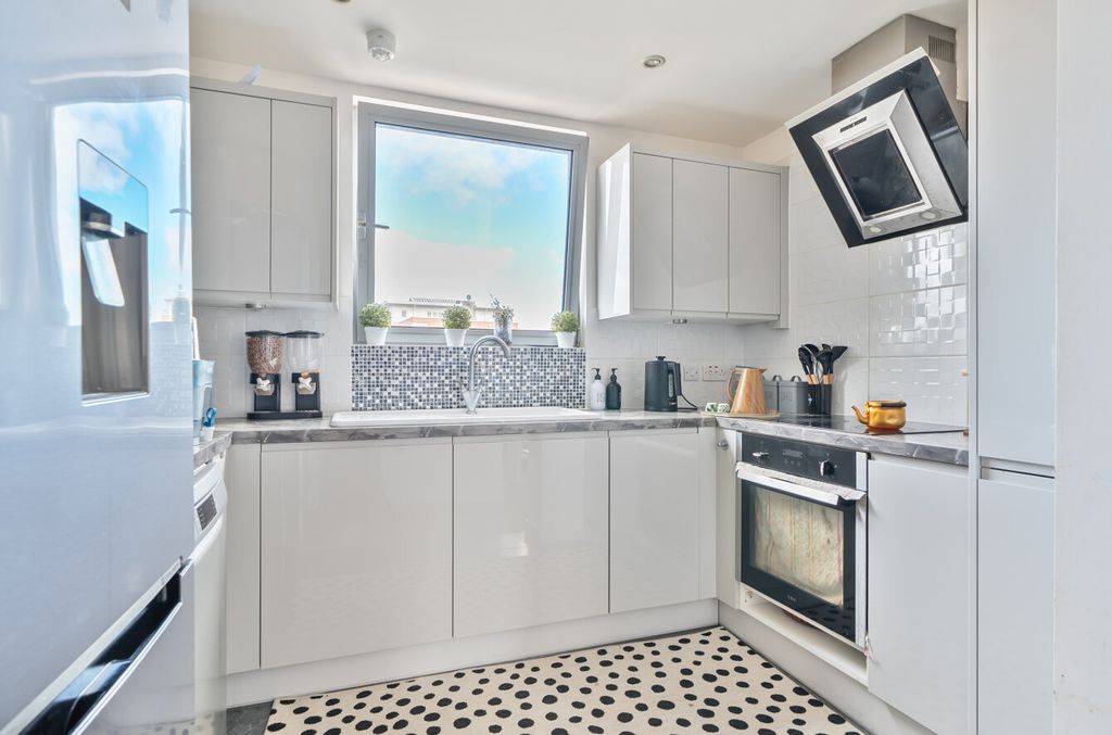 Additional image 4 of 2 bed flat for saleCross Street, Portsmouth PO1