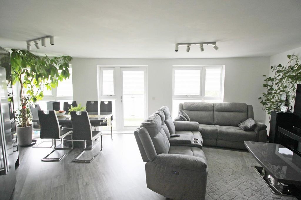 2 bed flat for saleCanon Place, Southampton SO19 photo 4