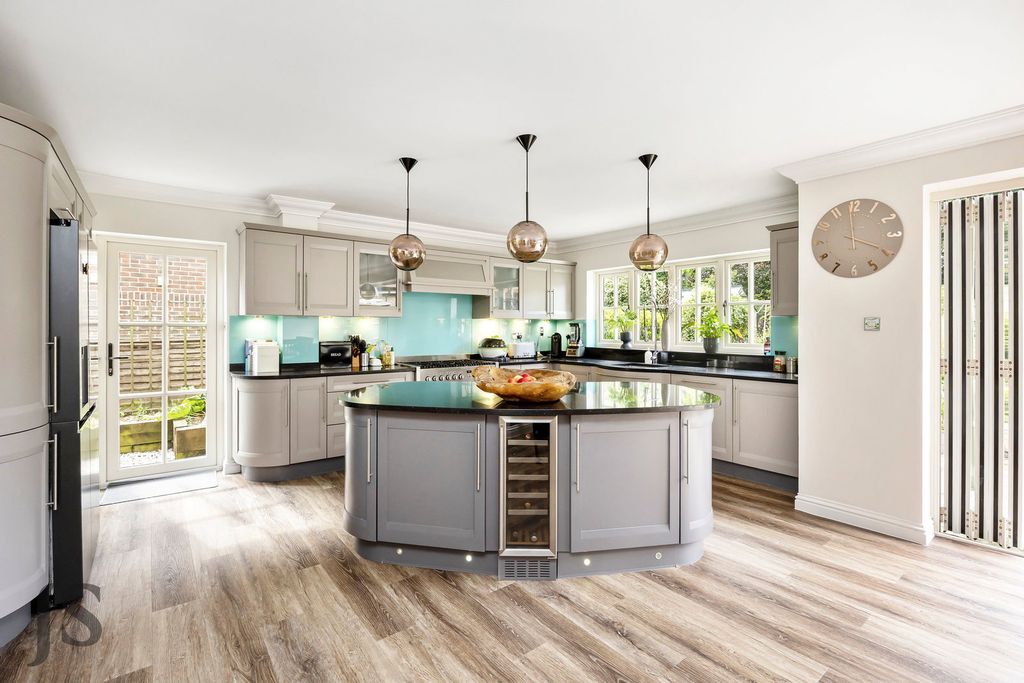 Additional image 9 of 5 bed detached house for saleFirst Avenue, Worthing, West Sussex BN14