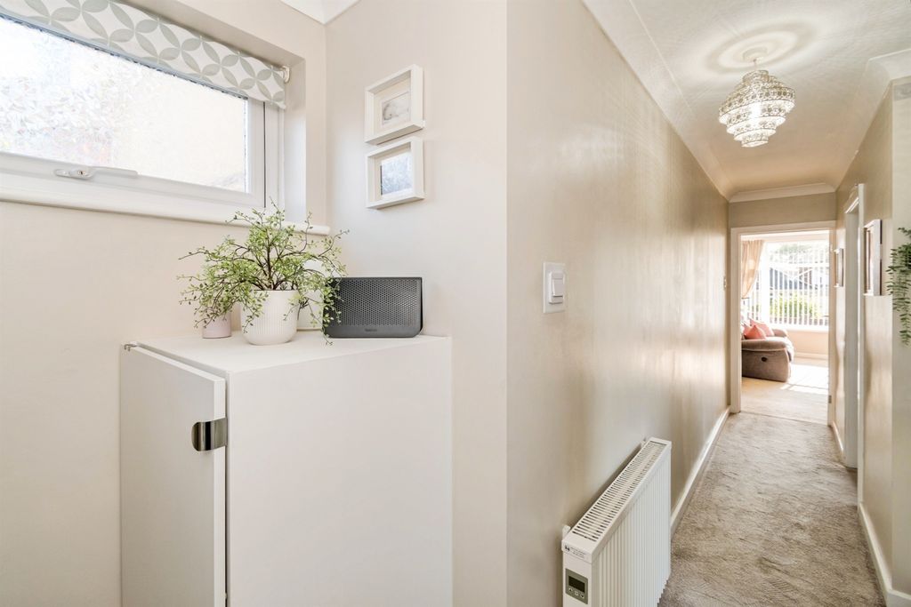 2 bed maisonette for saleDean Road, Southampton SO18 photo 5