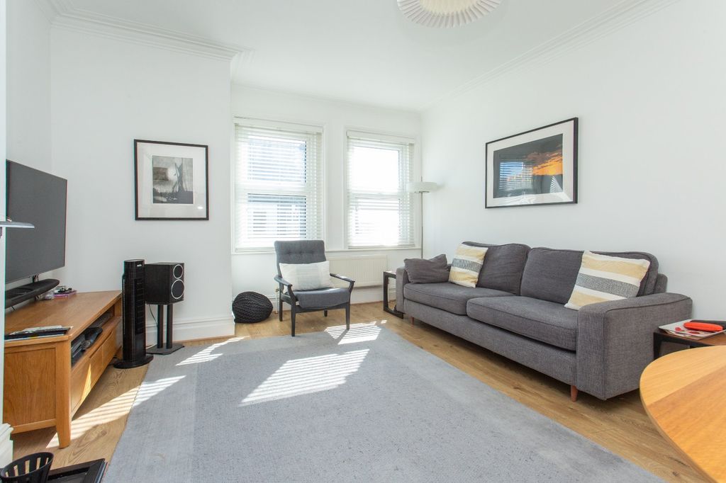 2 bed flat for saleWynn Road, Whitstable, Kent CT5 photo 2