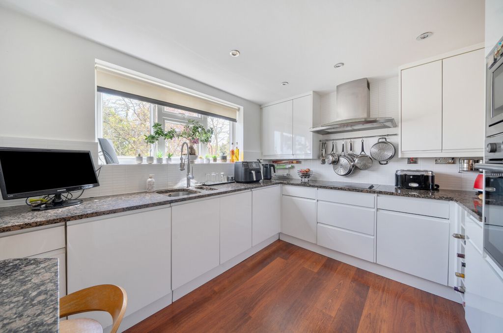 Additional image 4 of 2 bed flat for saleCranfield Court, Sunset Avenue, Woodford Green IG8