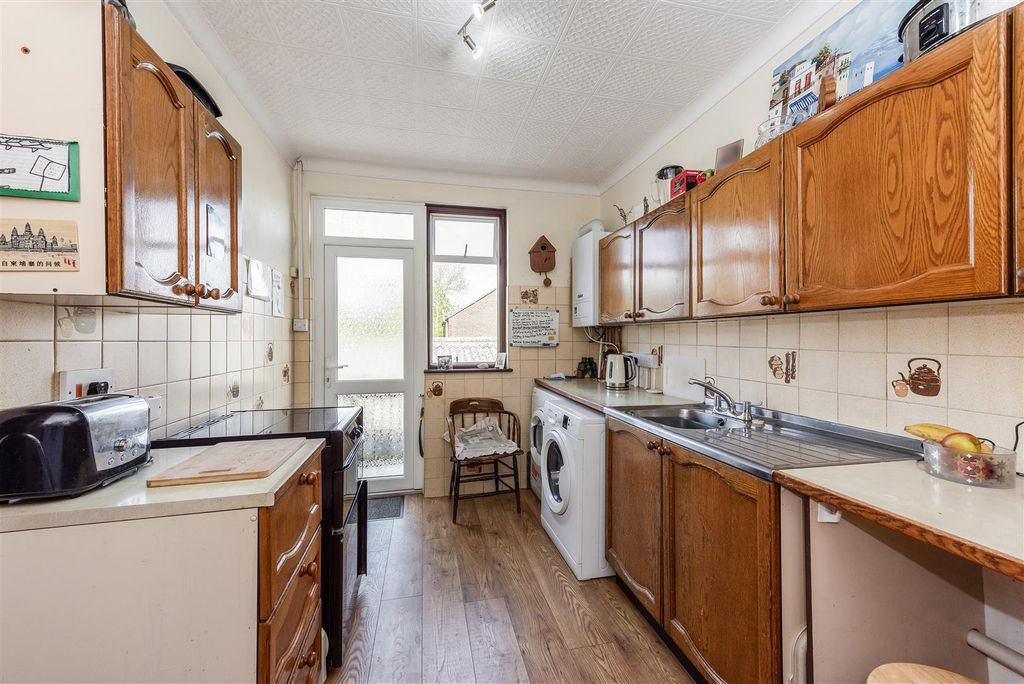 Additional image 10 of 2 bed flat for saleCopnor Road, Portsmouth PO3