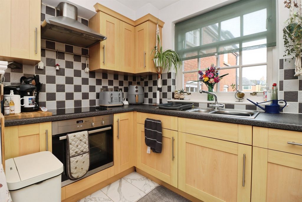 Additional image 10 of 2 bed flat for saleWell Lane, Rothwell, Kettering NN14