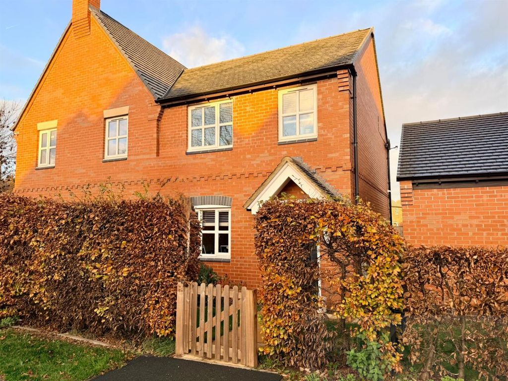 3 bed semi-detached house for saleHigh Street, Fleckney, Leicester LE8