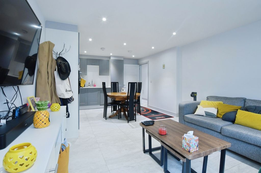 Additional image 7 of 2 bed flat for saleWimborne Road West, Colehill, Wimborne, Dorset BH21