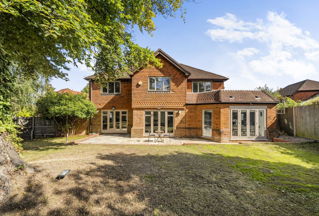 5 bed detached house for saleThe Denningtons, Worcester Park, Surrey KT4