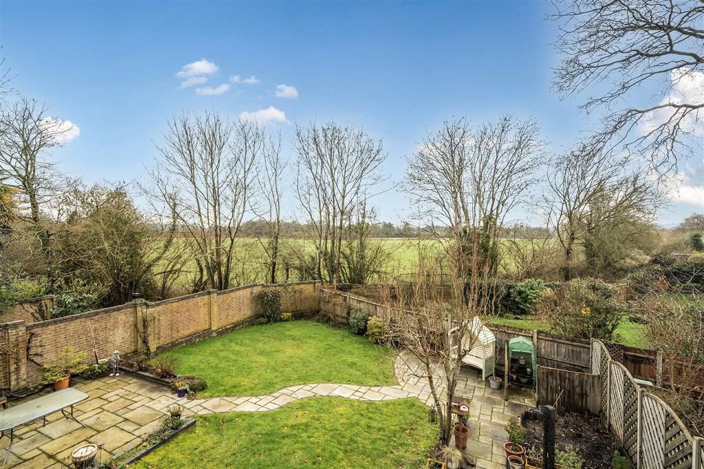 Additional image 2 of 5 bed detached house for saleDunsmore Gardens, Yateley, Hampshire GU46