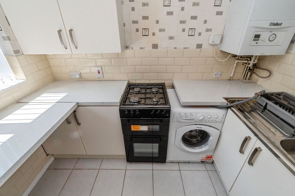 2 bed maisonette for saleNewlands Close, Willenhall, West Midlands WV13 photo 4