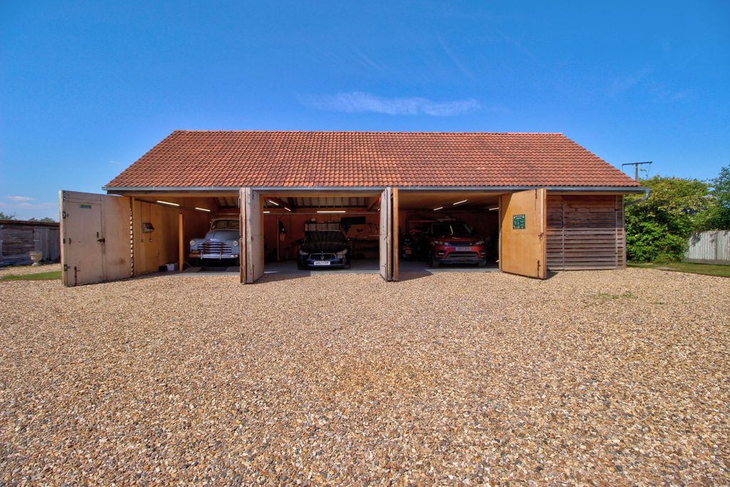 Additional image 20 of 6 bed detached house for saleThe Vale, Wokingham RG40