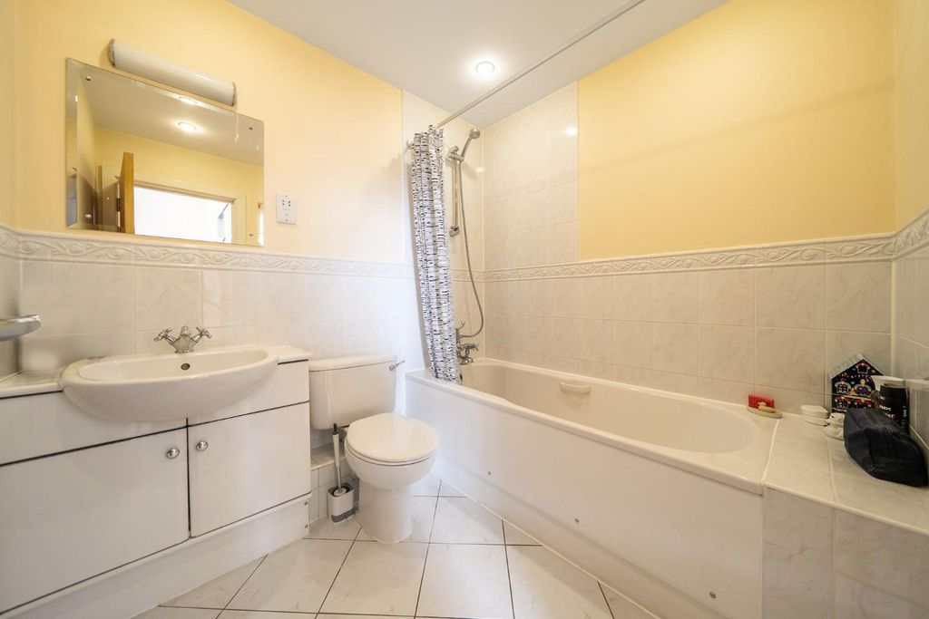 Additional image 13 of 2 bed flat for saleGunwharf Quays, Portsmouth PO1