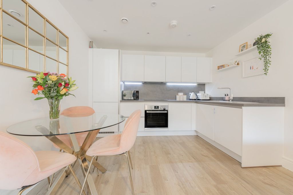 Additional image 3 of 2 bed flat for saleRiverside House, Thomas Blake Avenue, Southampton SO14