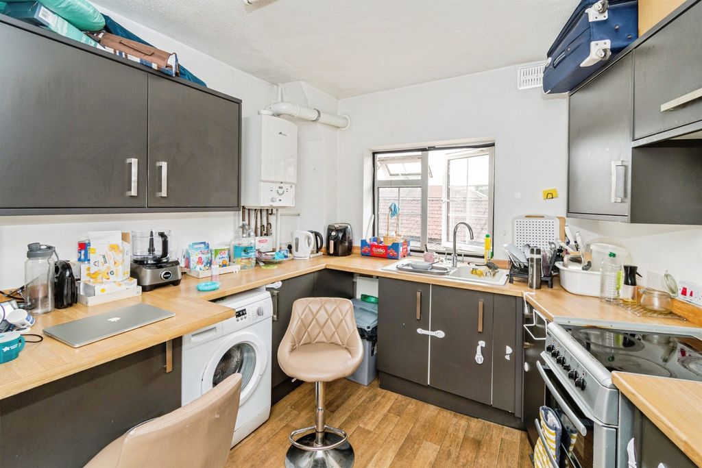 2 bed flat for saleWide Lane, Southampton SO18 photo 5