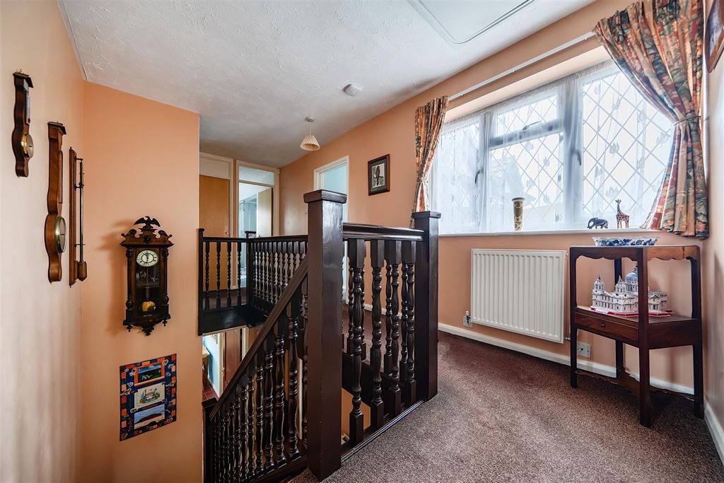 Additional image 9 of 5 bed detached house for saleDunsmore Gardens, Yateley, Hampshire GU46