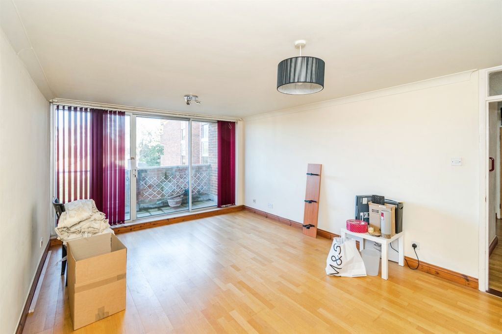 2 bed flat for saleTalbot Close, Southampton SO16 photo 3