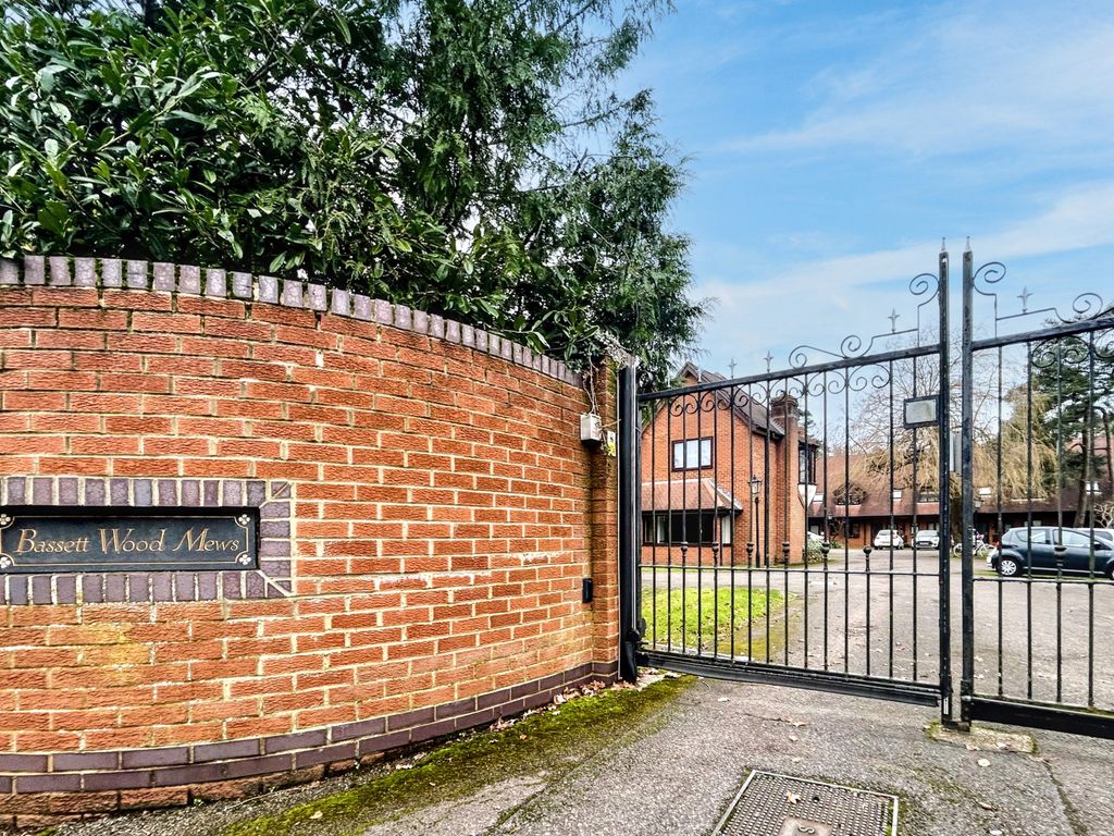 1 bed flat for saleBassett Crescent West, Southampton SO16