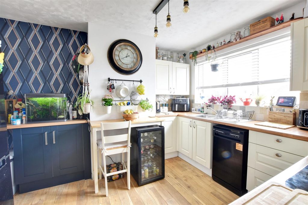 2 bed detached bungalow for saleManor Close, Icklesham, Winchelsea TN36 photo 4