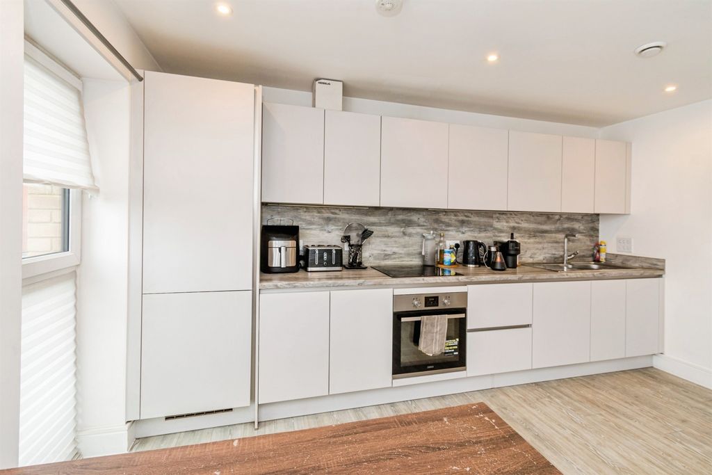 Additional image 5 of 2 bed flat for saleMeridian Way, Southampton SO14