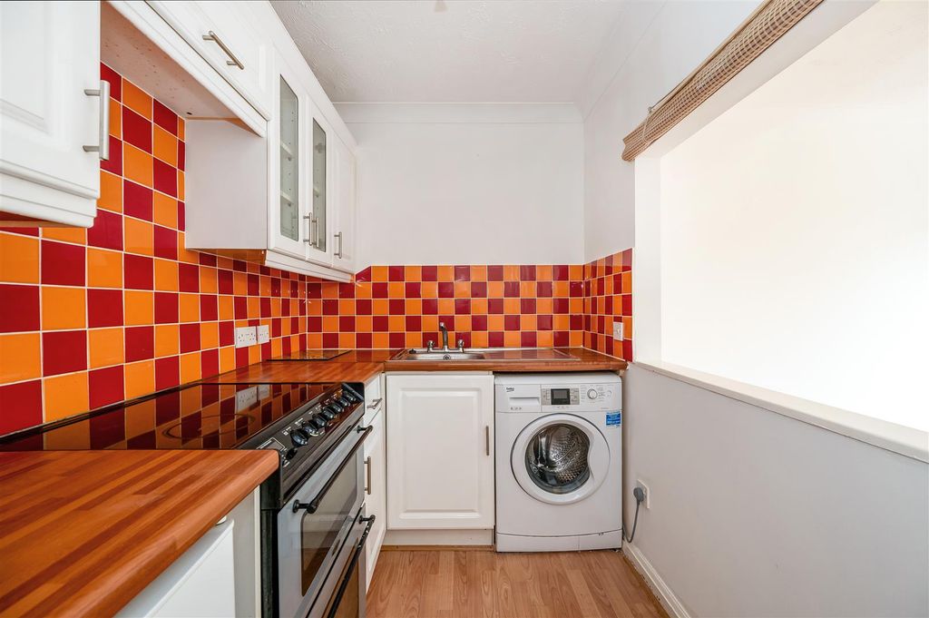 Additional image 9 of 1 bed flat for saleHazel Court, Goldsmith Avenue, Southsea PO4