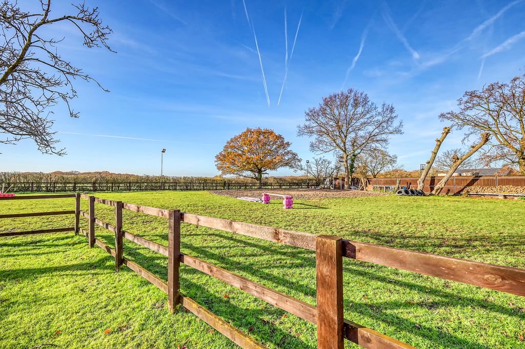 Additional image 19 of 5 bed bungalow for saleHighcliffe Drive, Wickford SS12