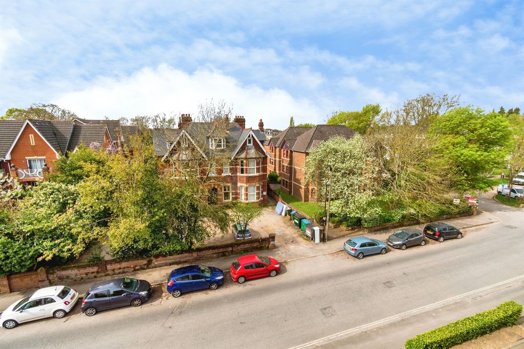 2 bed flat for saleMoore Close, Southampton SO15 photo 5