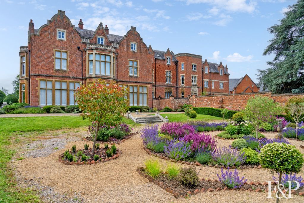 Additional image 2 of 3 bed flat for saleLongbourn, Windsor SL4