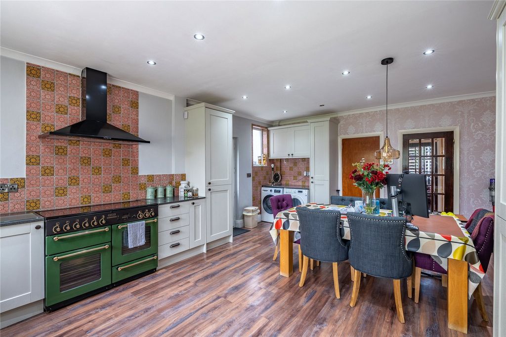 4 bed detached house for saleRiley Crescent, Wolverhampton, West Midlands WV3 photo 2