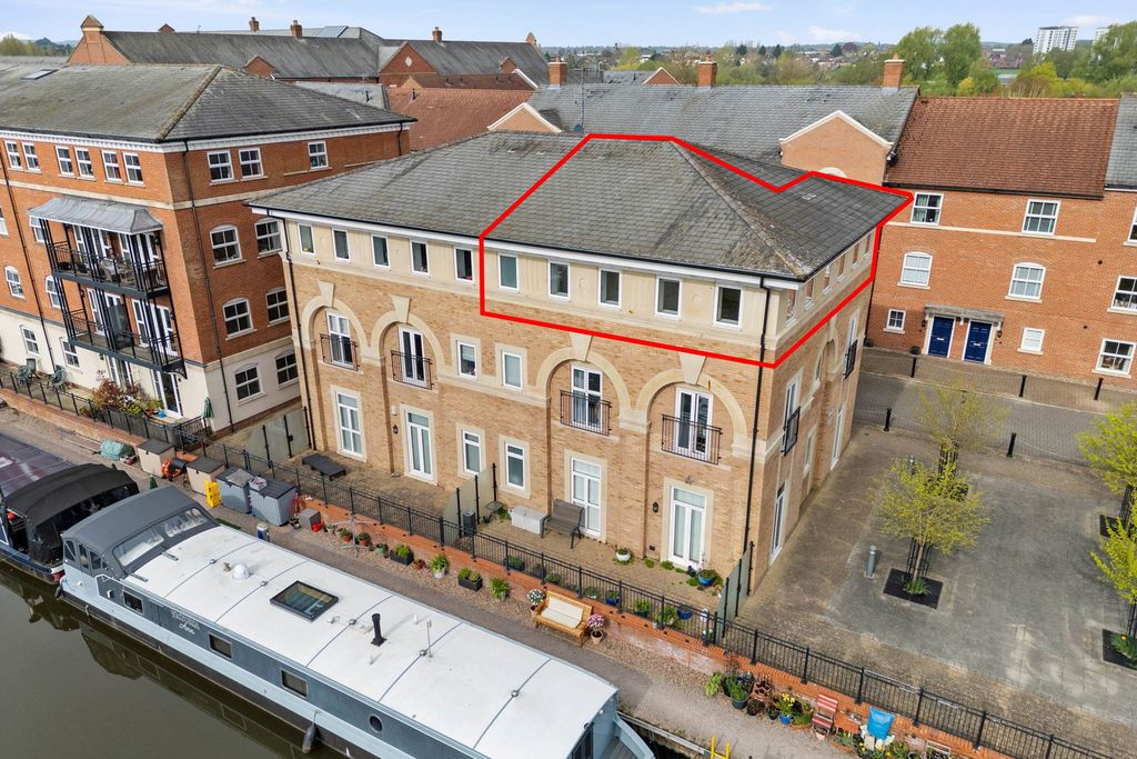 2 bed flat for saleApartment 5, Armstrong House, Armstrong Drive, Diglis, Worcester. WR1