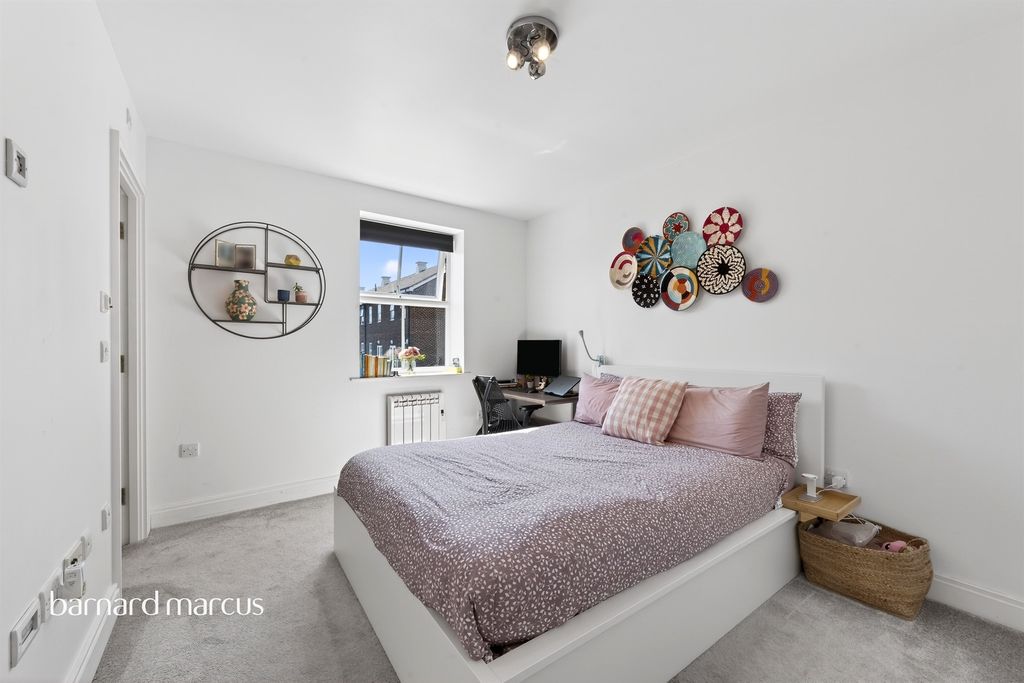 Additional image 8 of 2 bed flat for saleBeaumont Drive, Worcester Park KT4