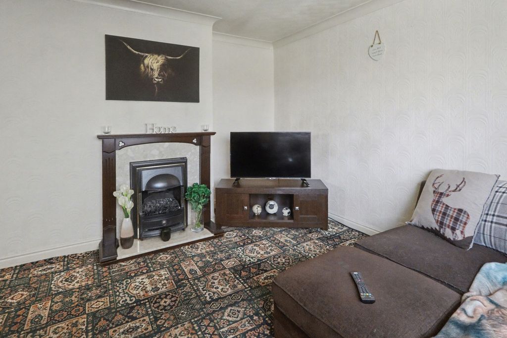 2 bed flat for saleCedric Crescent, Thurcroft S66 photo 3
