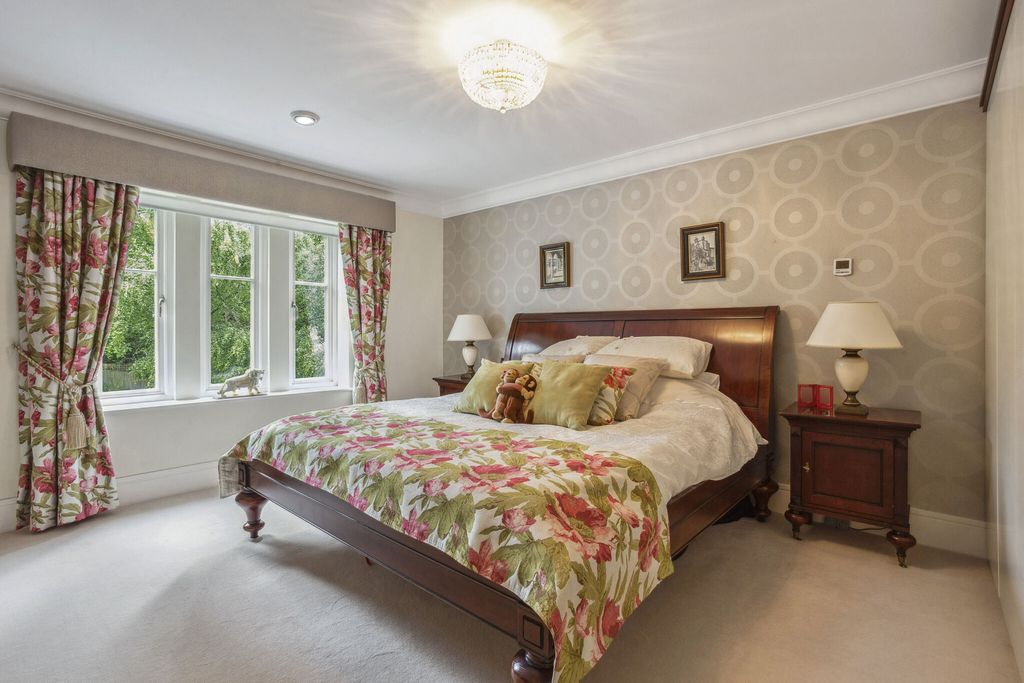 Additional image 12 of 3 bed flat for saleDevenish Road, Ascot SL5