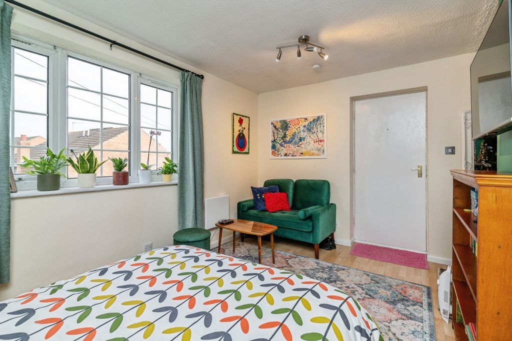 1 bed flat for saleMilburn Grove, Bingham, Nottingham, Nottinghamshire NG13 photo 5