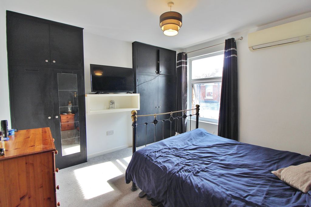 3 bed terraced house for saleSeafield Road, Copnor PO3 photo 2