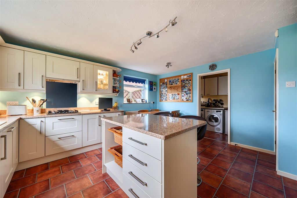 Additional image 5 of 5 bed detached house for saleDunsmore Gardens, Yateley, Hampshire GU46