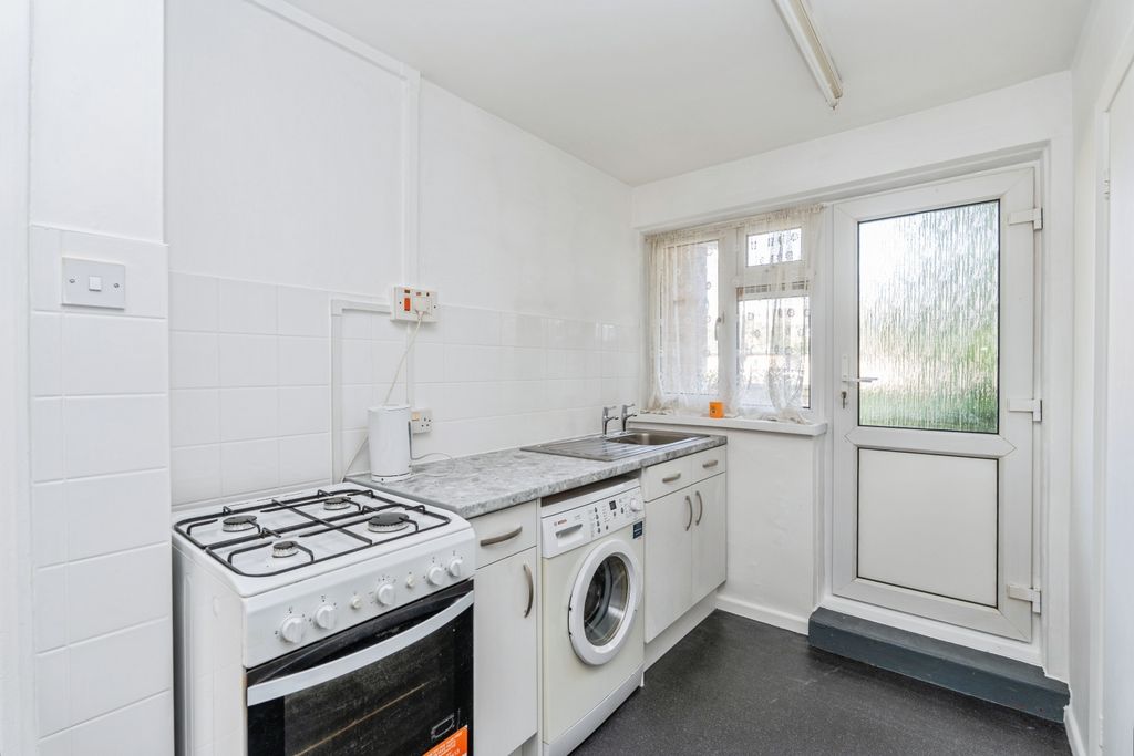 Additional image 3 of 2 bed flat for saleSt. James Close, Southampton SO15
