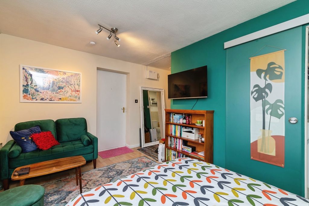 1 bed flat for saleMilburn Grove, Bingham, Nottingham, Nottinghamshire NG13 photo 2