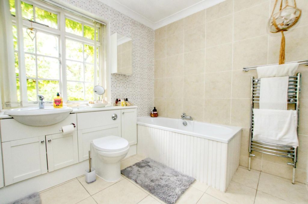 Additional image 8 of 2 bed cottage for salePortsmouth Road, Southampton SO19
