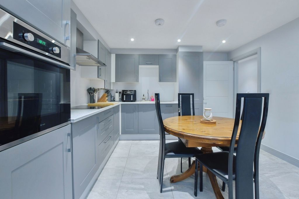 Additional image 3 of 2 bed flat for saleWimborne Road West, Colehill, Wimborne, Dorset BH21