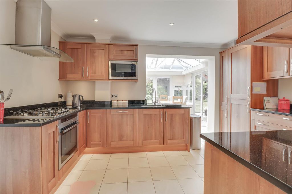 Additional image 4 of 4 bed detached house for saleFriern Walk, Wickford SS12